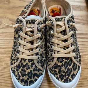 NWT BLOWFISH CANVAS FAUX SHEARLING LINED SNEAKERS